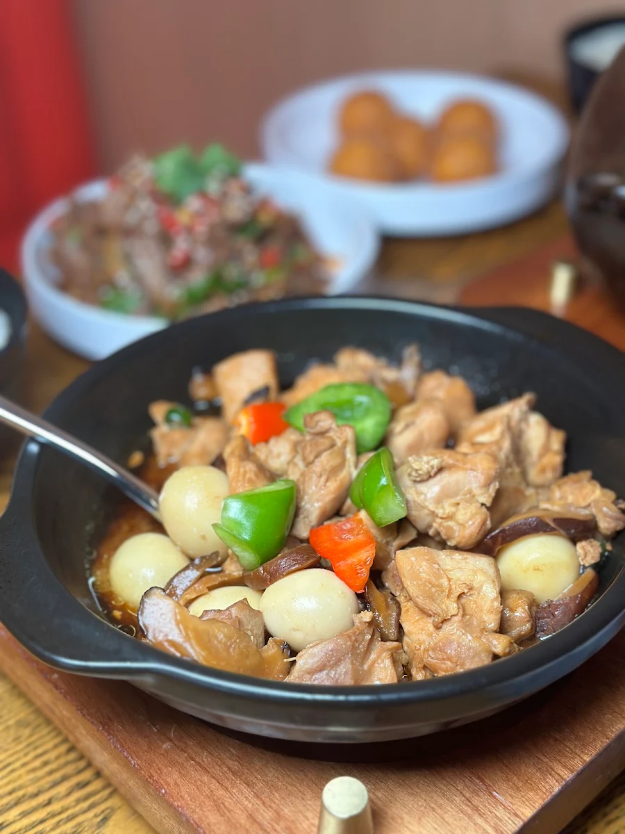 无骨黄焖鸡米饭 braised chicken with rice boneless